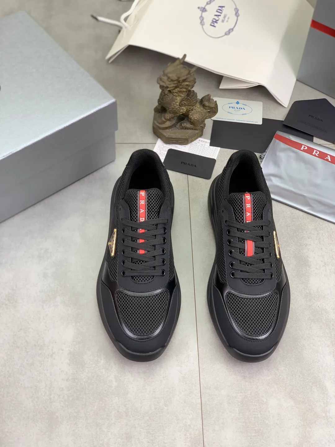 Men's shoes 💰P600💰 [New style] popular models are on the official website, 🆘 Trendy brand (Prada) mainly promotes popular models, avant-garde and versatile fashion men's shoes private version mold opening, cowhide surface splicing 1:1.. Fashionable and simple, original imported cowhide lining cowhide feet; the atmosphere and personality are more fashionable, eye-catching and pursuing class. It will subvert old ideas and be a must-have for fashion trendsetters with you! Must keep it for yourself! Tall and comfortable, large and low, high-end quality workmanship. Size: 38-45 3️⃣colors available.